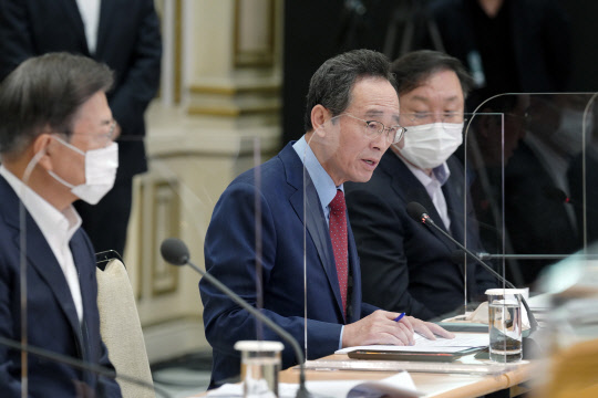송하진 시도지사협의회장(전북도지사)이 지난달 13일 청와대에서 열린 제2차 한국판 뉴딜 전략회의에서 인사말을 하고 있다.  연합뉴스